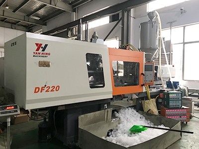仁興注塑機220T